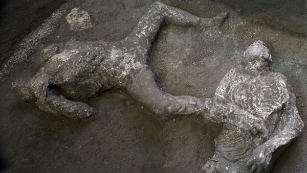 КО СУ БИЛИ СТАНОВНИЦИ ПОМПЕЈЕ: Ново истраживање и ДНК анализе мења историјску слику КО СУ БИЛИ СТАНОВНИЦИ ПОМПЕЈЕ: Ново истраживање и ДНК анализе мења историјску слику