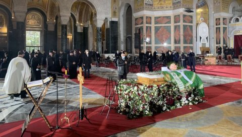 Под туђ терет подметао своје раме Под туђ терет подметао своје раме