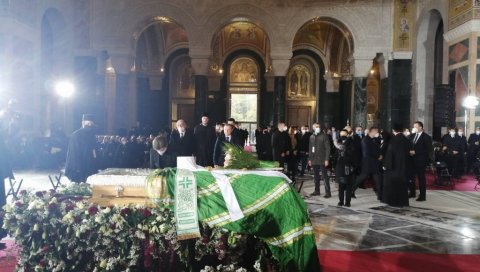 СРБИЈА СЕ ОПРАШТА ОД ПАТРИЈАРХА: Ево ко је све дошао да ода последњу почаст Иринеју (ФОТО/ВИДЕО) СРБИЈА СЕ ОПРАШТА ОД ПАТРИЈАРХА: Ево ко је све дошао да ода последњу почаст Иринеју (ФОТО/ВИДЕО)