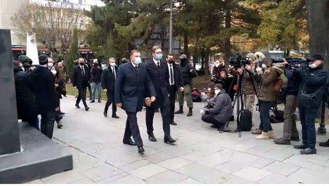 ВУЧИЋ СТИГАО НА САХРАНУ ПАТРИЈАРХА: Последњи опраштај од Иринеја ВУЧИЋ СТИГАО НА САХРАНУ ПАТРИЈАРХА: Последњи опраштај од Иринеја