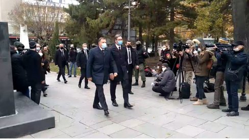 ВУЧИЋ СТИГАО НА САХРАНУ ПАТРИЈАРХА: Последњи опраштај од Иринеја ВУЧИЋ СТИГАО НА САХРАНУ ПАТРИЈАРХА: Последњи опраштај од Иринеја