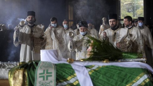 СИМБОЛИКА ПРЕДМЕТА НА ПАТРИЈАРХОВОМ КОВЧЕГУ: Због чега је прекривен плаштом зелене боје? (ФОТО) СИМБОЛИКА ПРЕДМЕТА НА ПАТРИЈАРХОВОМ КОВЧЕГУ: Због чега је прекривен плаштом зелене боје? (ФОТО)