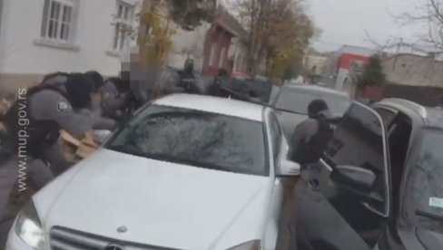 ОБЈАВЉЕН СНИМАК: Погледајте како је изгледало хапшење Никшићанина и Београђанина за убиство Бојана Мирковића! (ВИДЕО) ОБЈАВЉЕН СНИМАК: Погледајте како је изгледало хапшење Никшићанина и Београђанина за убиство Бојана Мирковића! (ВИДЕО)