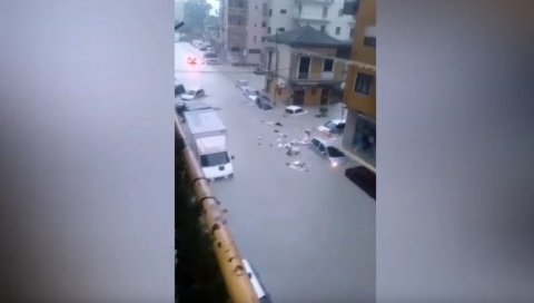 ПОТОПЉЕНА ВОЗИЛА ПЛУТАЈУ УЛИЦАМА: На југу Италије поплаве због олује, бујица носила и мостове, затворени путеви (ФОТО+ВИДЕО) ПОТОПЉЕНА ВОЗИЛА ПЛУТАЈУ УЛИЦАМА: На југу Италије поплаве због олује, бујица носила и мостове, затворени путеви (ФОТО+ВИДЕО)
