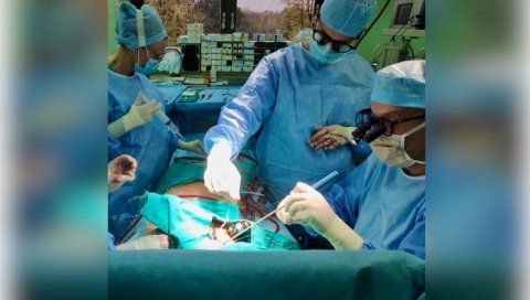 ОПЕРИШУ СРЦЕ КРОЗ МАЛИ РЕЗ: Иновације у кардиохируршком лечењу пацијената у институту у Сремској Каменици ОПЕРИШУ СРЦЕ КРОЗ МАЛИ РЕЗ: Иновације у кардиохируршком лечењу пацијената у институту у Сремској Каменици