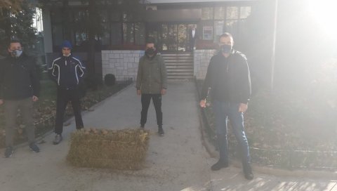 ДОБРОДОШЛИЦА НОВОМ ГРАДОНАЧЕЛНИКУ: Никшићани му донели балу села, али то није све (ФОТО) ДОБРОДОШЛИЦА НОВОМ ГРАДОНАЧЕЛНИКУ: Никшићани му донели балу села, али то није све (ФОТО)