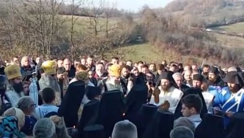 САХРАНА РАШЧИЊЕНОГ ЕПИСКОПА: Велики број људи се опрашта од Артемија (ВИДЕО) САХРАНА РАШЧИЊЕНОГ ЕПИСКОПА: Велики број људи се опрашта од Артемија (ВИДЕО)