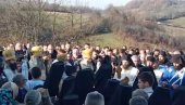 САХРАНА РАШЧИЊЕНОГ ЕПИСКОПА: Велики број људи се опрашта од Артемија (ВИДЕО) САХРАНА РАШЧИЊЕНОГ ЕПИСКОПА: Велики број људи се опрашта од Артемија (ВИДЕО)