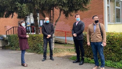 MENJAJU KROV NA GIMNAZIJI: Rekonstrukcija obrazovne ustanove u Trsteniku MENJAJU KROV NA GIMNAZIJI: Rekonstrukcija obrazovne ustanove u Trsteniku