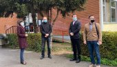 МЕЊАЈУ КРОВ НА ГИМНАЗИЈИ: Реконструкција образовне установе у Трстенику МЕЊАЈУ КРОВ НА ГИМНАЗИЈИ: Реконструкција образовне установе у Трстенику