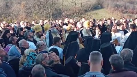 БИБЛИЈСКА СЦЕНА НА САХРАНИ АРТЕМИЈА: У једном тренутку су сви присутни погледали у небо, још причају о оном што су видели (ВИДЕО) БИБЛИЈСКА СЦЕНА НА САХРАНИ АРТЕМИЈА: У једном тренутку су сви присутни погледали у небо, још причају о оном што су видели (ВИДЕО)