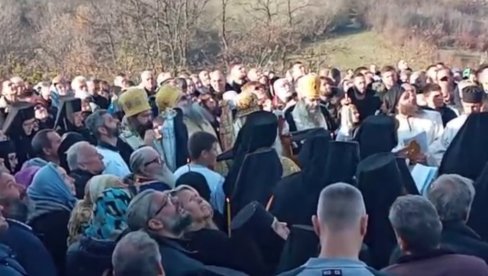 БИБЛИЈСКА СЦЕНА НА САХРАНИ АРТЕМИЈА: У једном тренутку су сви присутни погледали у небо, још причају о оном што су видели (ВИДЕО) БИБЛИЈСКА СЦЕНА НА САХРАНИ АРТЕМИЈА: У једном тренутку су сви присутни погледали у небо, још причају о оном што су видели (ВИДЕО)