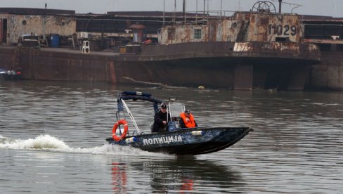 ŠVERCERIMA U SMEDEREVU ZAPLELJENO 970 LITARA ILEGALNE NAFTE: Prevozio noću naftu čamcem na Dunavu ŠVERCERIMA U SMEDEREVU ZAPLELJENO 970 LITARA ILEGALNE NAFTE: Prevozio noću naftu čamcem na Dunavu