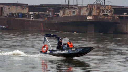 ŠVERCERIMA U SMEDEREVU ZAPLELJENO 970 LITARA ILEGALNE NAFTE: Prevozio noću naftu čamcem na Dunavu