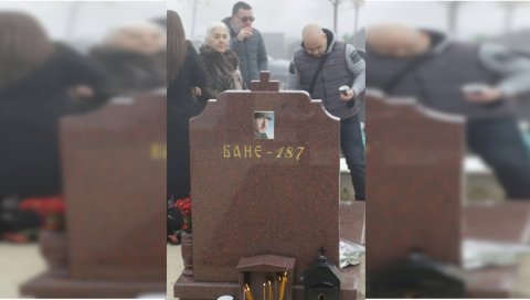 ГОДИШЊИ ПОМЕН БАНЕТУ 187: На гробљу Лешће окупили се породица и пријатељи репера ГОДИШЊИ ПОМЕН БАНЕТУ 187: На гробљу Лешће окупили се породица и пријатељи репера