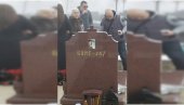 ГОДИШЊИ ПОМЕН БАНЕТУ 187: На гробљу Лешће окупили се породица и пријатељи репера ГОДИШЊИ ПОМЕН БАНЕТУ 187: На гробљу Лешће окупили се породица и пријатељи репера