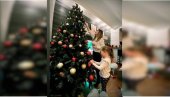 SVE SE SIJA KADA KITI KIJA: Kristina Kockar ukrasila novogodišnju jelku SVE SE SIJA KADA KITI KIJA: Kristina Kockar ukrasila novogodišnju jelku