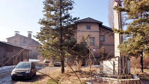 ЗАКАЗАНА ПРОДАЈА ВРЕЊА: Стара шећерана са 30 објеката на 10ха - процењена 707 милиона, понуђена за 353 милиона динара ЗАКАЗАНА ПРОДАЈА ВРЕЊА: Стара шећерана са 30 објеката на 10ха - процењена 707 милиона, понуђена за 353 милиона динара