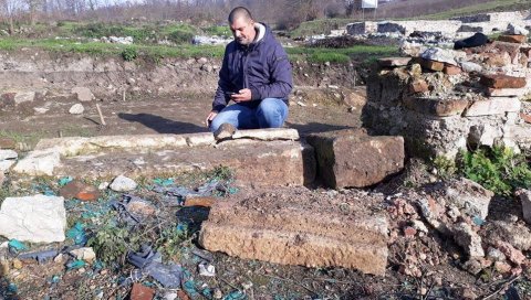 КРАМПОМ НА РИМСКУ ВИЛУ: Оскрнављено археолошко налазиште код Лајковца КРАМПОМ НА РИМСКУ ВИЛУ: Оскрнављено археолошко налазиште код Лајковца