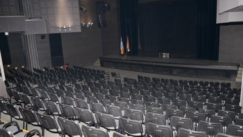 ГРОЗНО ЈЕ ИГРАТИ ПРЕД ПРАЗНОМ САЛОМ: Хоће ли позоришта угасити нови термини извођења представа или минус на благајни ГРОЗНО ЈЕ ИГРАТИ ПРЕД ПРАЗНОМ САЛОМ: Хоће ли позоришта угасити нови термини извођења представа или минус на благајни