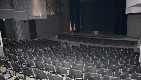 ГРОЗНО ЈЕ ИГРАТИ ПРЕД ПРАЗНОМ САЛОМ: Хоће ли позоришта угасити нови термини извођења представа или минус на благајни ГРОЗНО ЈЕ ИГРАТИ ПРЕД ПРАЗНОМ САЛОМ: Хоће ли позоришта угасити нови термини извођења представа или минус на благајни