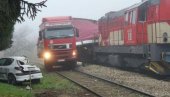 СТРАВИЧАН СУДАР КОД ФУТОГА: Воз налетео на камион, он одлетео на паркирано возило (ФОТО) СТРАВИЧАН СУДАР КОД ФУТОГА: Воз налетео на камион, он одлетео на паркирано возило (ФОТО)