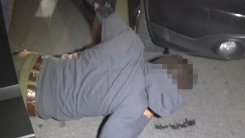 ПОГЛЕДАЈТЕ: Снимак хапшења осумњиченог за убиство Бојана Мирковића у Белвилу (ВИДЕО) ПОГЛЕДАЈТЕ: Снимак хапшења осумњиченог за убиство Бојана Мирковића у Белвилу (ВИДЕО)