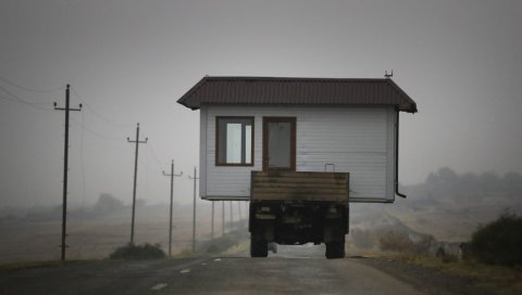 ЈЕРМЕНСКА ПОРОДИЦА НАПУСТИЛА КАРАБАХ, АЛИ НЕ И СВОЈУ КУЋУ: Болна и необична фотографија из избегличке колоне ЈЕРМЕНСКА ПОРОДИЦА НАПУСТИЛА КАРАБАХ, АЛИ НЕ И СВОЈУ КУЋУ: Болна и необична фотографија из избегличке колоне