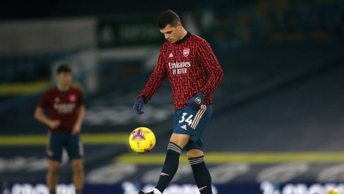 SKANDAL U ARSENALU: Fudbaler albanskog porekla odgurnuo saigrača da bi zaštitio Albanca iz protivničkog tima (VIDEO) SKANDAL U ARSENALU: Fudbaler albanskog porekla odgurnuo saigrača da bi zaštitio Albanca iz protivničkog tima (VIDEO)