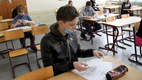 ДА ЛИ ЋЕ БИТИ МАЛЕ МАТУРЕ? Министар просвете тврди да нема разлога да се завршни испит за основце не организује ДА ЛИ ЋЕ БИТИ МАЛЕ МАТУРЕ? Министар просвете тврди да нема разлога да се завршни испит за основце не организује