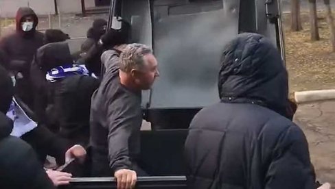 У КОНТЕЈНЕР, БАТО: Украјински Ултраси бацили директора стадиона у ђубре (ВИДЕО) У КОНТЕЈНЕР, БАТО: Украјински Ултраси бацили директора стадиона у ђубре (ВИДЕО)