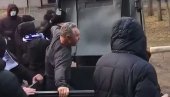 У КОНТЕЈНЕР, БАТО: Украјински Ултраси бацили директора стадиона у ђубре (ВИДЕО) У КОНТЕЈНЕР, БАТО: Украјински Ултраси бацили директора стадиона у ђубре (ВИДЕО)