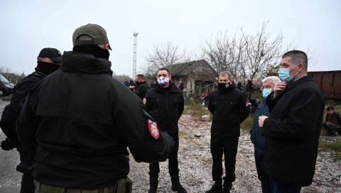 МИНИСТАР ВУЛИН О ИЛЕГАЛНИМ МИГРАНТИМА: Нико не може да крши наш закон, а да за то не буде кажњен МИНИСТАР ВУЛИН О ИЛЕГАЛНИМ МИГРАНТИМА: Нико не може да крши наш закон, а да за то не буде кажњен