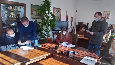 ПОДРШКА ЗА РОДИТЕЉЕ У ПРИВАТНОМ ПРЕДУЗЕТНИШТВУ: Осам младих породица које покрећу бизнис добило средства за ширење производње ПОДРШКА ЗА РОДИТЕЉЕ У ПРИВАТНОМ ПРЕДУЗЕТНИШТВУ: Осам младих породица које покрећу бизнис добило средства за ширење производње