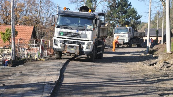 БЕЗБЕДНИЈЕ ДО ПЛАНИНСКЕ ЛЕПОТИЦЕ: Настављени радови на реконструкцији пута од Краљева према Гочу БЕЗБЕДНИЈЕ ДО ПЛАНИНСКЕ ЛЕПОТИЦЕ: Настављени радови на реконструкцији пута од Краљева према Гочу