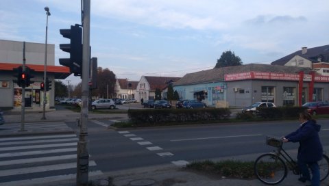 ТРЕСЛИ СЕ ЛУСТЕРИ У НОВОМ САДУ: Потрес у Србији ТРЕСЛИ СЕ ЛУСТЕРИ У НОВОМ САДУ: Потрес у Србији