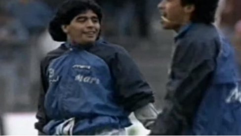 ZBOG OVOGA JE BIO VOLJEN: Svi pod tremom, a Maradona pleše na zagrevanju (VIDEO) ZBOG OVOGA JE BIO VOLJEN: Svi pod tremom, a Maradona pleše na zagrevanju (VIDEO)