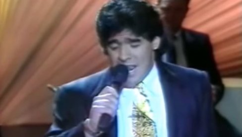 IGRAO JE KAO NA KRILIMA ANĐELA, TAKO JE I ZVUČAO: Maradonina pesma tera suze na oči (VIDEO) IGRAO JE KAO NA KRILIMA ANĐELA, TAKO JE I ZVUČAO: Maradonina pesma tera suze na oči (VIDEO)