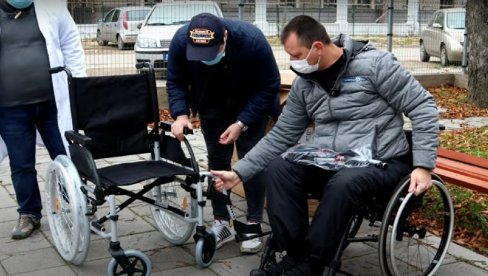 AKCIJA SAKUPI HUMANI ČEP: Donirana invalidska kolica vršačkoj ambulanti kod bivše kasarne AKCIJA SAKUPI HUMANI ČEP: Donirana invalidska kolica vršačkoj ambulanti kod bivše kasarne