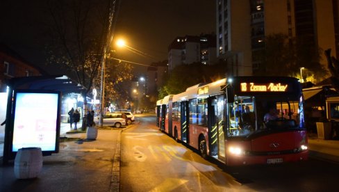 DEČAKA PREGAZIO AUTOBUS U ZEMUNU: Bio sa bakom, silazio je, noga mu se zaglavila, pa je ispao iz vozila DEČAKA PREGAZIO AUTOBUS U ZEMUNU: Bio sa bakom, silazio je, noga mu se zaglavila, pa je ispao iz vozila