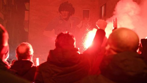 НАПУЉ ГОРИ У ЧАСТ МАРАДОНЕ: Навијачи Наполија на улицама, овако су одали почаст Ел Пибеу (ВИДЕО) НАПУЉ ГОРИ У ЧАСТ МАРАДОНЕ: Навијачи Наполија на улицама, овако су одали почаст Ел Пибеу (ВИДЕО)