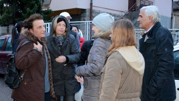 СУДСКА ФАРСА У ПРИШТИНИ: Секретарица прво помагач, а сад убица! Нова оптужница о атентату на Оливера Ивановића све враћа на почетак СУДСКА ФАРСА У ПРИШТИНИ: Секретарица прво помагач, а сад убица! Нова оптужница о атентату на Оливера Ивановића све враћа на почетак