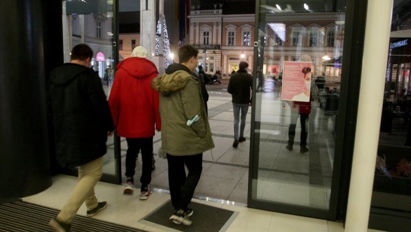 ПОМЕТЊА МЕЂУ ПРОДАВЦИМА ЗБОГ НОВИХ МЕРА: Зашто радње ван тржних центара раде до 21 сат? Ево објашњења ПОМЕТЊА МЕЂУ ПРОДАВЦИМА ЗБОГ НОВИХ МЕРА: Зашто радње ван тржних центара раде до 21 сат? Ево објашњења