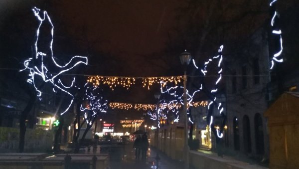 ПРИПРЕМЕ ЗА УКРАШАВАЊЕ ПОЖАРЕВЦА: Центар града красиће светлећа јелка од 9,5 метара (ФОТО) ПРИПРЕМЕ ЗА УКРАШАВАЊЕ ПОЖАРЕВЦА: Центар града красиће светлећа јелка од 9,5 метара (ФОТО)