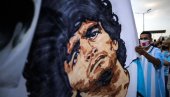 ЧОВЕЧЕ, ГДЕ ЋЕ ТИ ДУША: Новинар брутално вређао Марадону дан након његове смрти (ВИДЕО) ЧОВЕЧЕ, ГДЕ ЋЕ ТИ ДУША: Новинар брутално вређао Марадону дан након његове смрти (ВИДЕО)