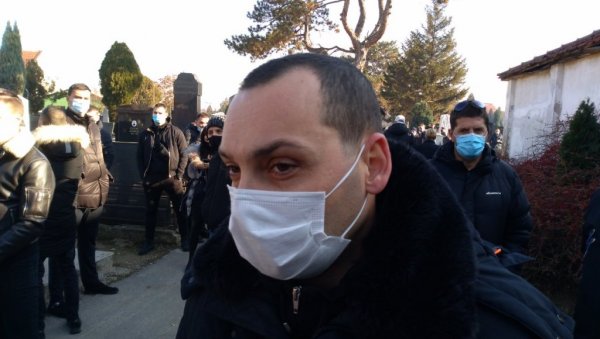 ЈОШ НЕ МОГУ ДА ВЕРУЈЕМ ДА САМ ДОШАО НА БОЈАНОВУ САХРАНУ: Дарко Филиповић скрхан болом на испраћају бубњара (ФОТО) ЈОШ НЕ МОГУ ДА ВЕРУЈЕМ ДА САМ ДОШАО НА БОЈАНОВУ САХРАНУ: Дарко Филиповић скрхан болом на испраћају бубњара (ФОТО)