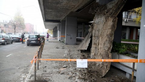 ПУКОМ СРЕЋОМ ИЗБЕГНУТА ТРАГЕДИЈА: Обрушила се фасада на углу Поенкареове улице и Поречке! (ВИДЕО) ПУКОМ СРЕЋОМ ИЗБЕГНУТА ТРАГЕДИЈА: Обрушила се фасада на углу Поенкареове улице и Поречке! (ВИДЕО)