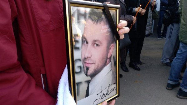 ВАПАЈ БОЈАНОВЕ МАЈКЕ ОДЗВАЊА ГРОБЉЕМ: Сине, чекају те хонда и бубњеви, коме остављаш Михајла и Милену (ФОТО) ВАПАЈ БОЈАНОВЕ МАЈКЕ ОДЗВАЊА ГРОБЉЕМ: Сине, чекају те хонда и бубњеви, коме остављаш Михајла и Милену (ФОТО)