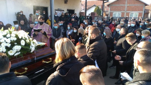 „ТАТА, ВОЛИМ ТЕ НАЈВИШЕ“: Након речи сина преминулог Бојана Златановића јаук се проломио гробљем „ТАТА, ВОЛИМ ТЕ НАЈВИШЕ“: Након речи сина преминулог Бојана Златановића јаук се проломио гробљем