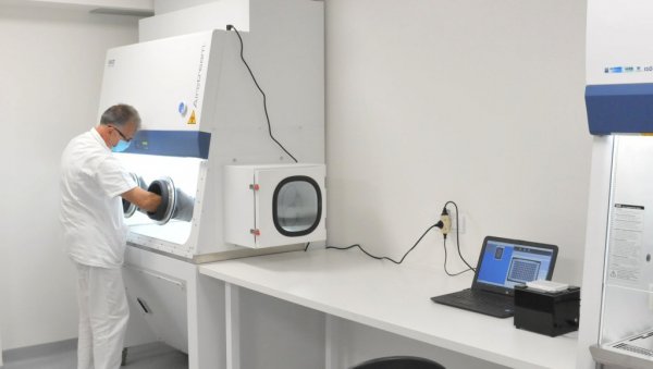 ОПРЕМА ЗА БРЗО ОТКРИВАЊЕ КОРОНЕ: Вредна донација Ветеринарском специјалистичком институту Краљево (ФОТО) ОПРЕМА ЗА БРЗО ОТКРИВАЊЕ КОРОНЕ: Вредна донација Ветеринарском специјалистичком институту Краљево (ФОТО)